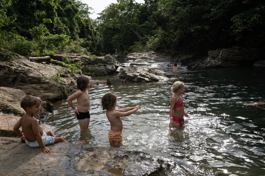 Niños disfrutando un refrescando baño en el río Anamuya en La Hacienda Park