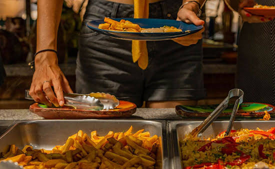Buffet dominicano de La Hacienda Park